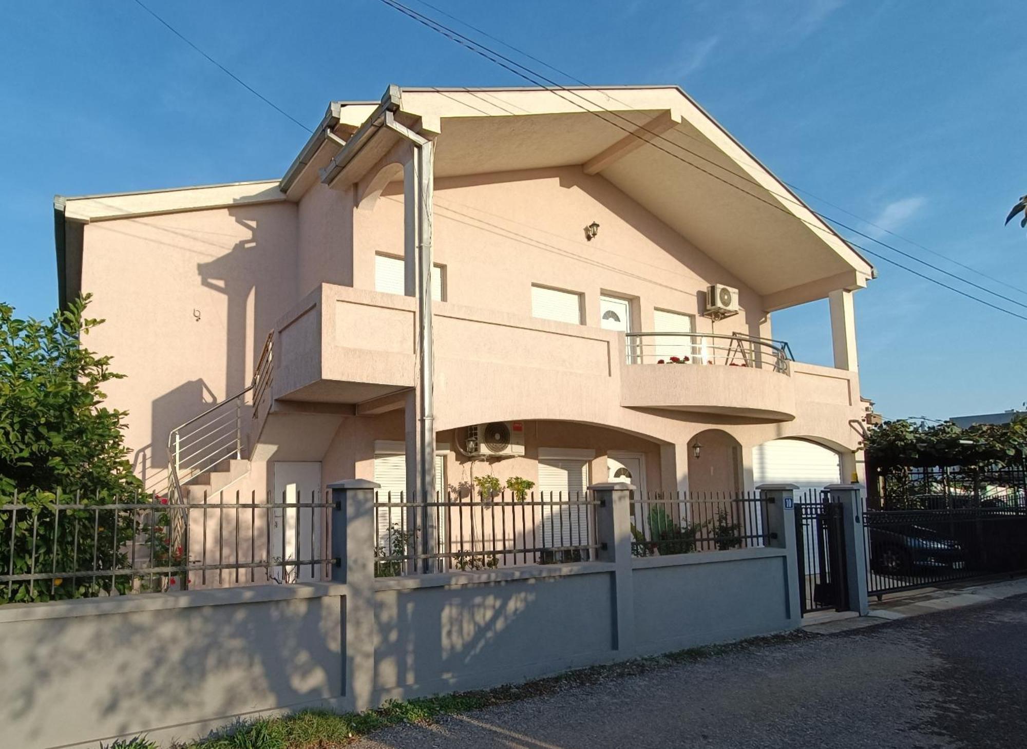 Entire House Floor - 2-Bedroom Cozy & Peaceful Apartment Podgoriçe Dış mekan fotoğraf